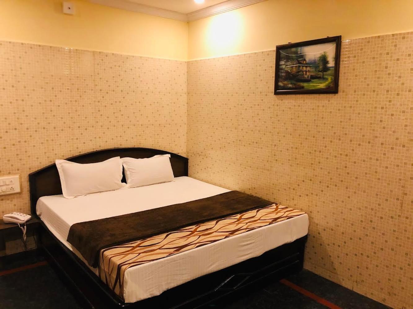 Hotel Tejasri Residency Vijayawāda Esterno foto